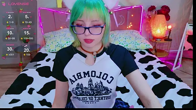 Snapshot of CoralineYoung chatting on April 2026 10:08:02 AM CoralineYoung online show from April 2026 10:08:02 AM