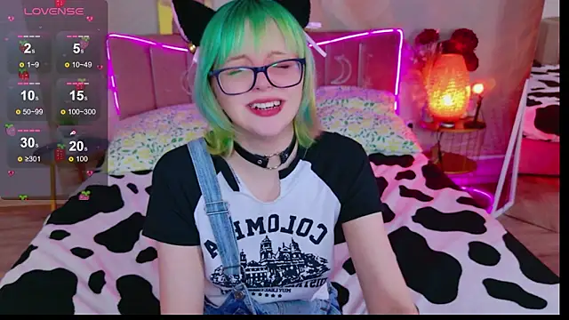 Snapshot of CoralineYoung chatting on April 2026 08:24:01 AM CoralineYoung online show from April 2026 08:24:01 AM