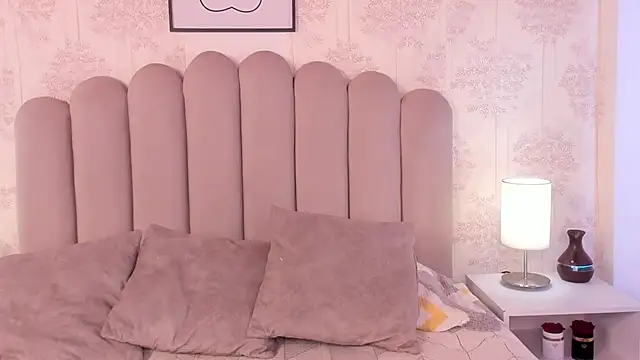 Snapshot of ShaynaHosk chatting on October 2025 01:46:02 PM ShaynaHosk online show from October 2025 01:46:02 PM