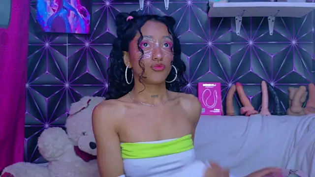 Kylie Moan online show from October 2025 05:42:02 AM