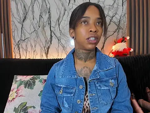 Snapshot of Pauline_Fox chatting on December 2025 01:33:01 AM Pauline Fox online show from December 2025 01:33:01 AM