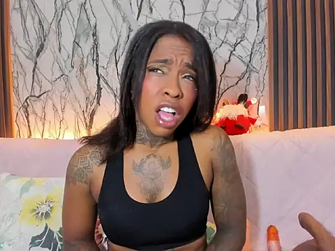 Snapshot of Pauline_Fox chatting on December 2025 02:50:02 AM Pauline Fox online show from December 2025 02:50:02 AM