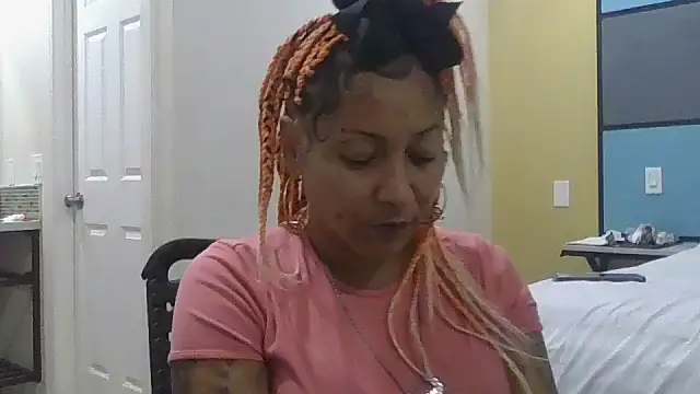 Snapshot of Flossee chatting on September 2025 04:06:02 PM Flossee online show from September 2025 04:06:02 PM