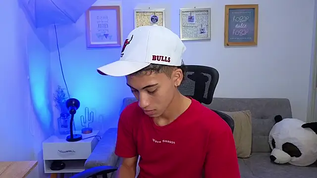 yulian vasquez online show from November 2025 03:12:02 PM