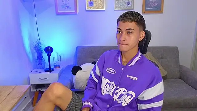 yulian vasquez online show from November 2025 12:17:01 PM