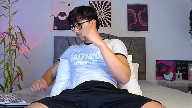 LatinReall online show from December 2025 01:03:02 AM