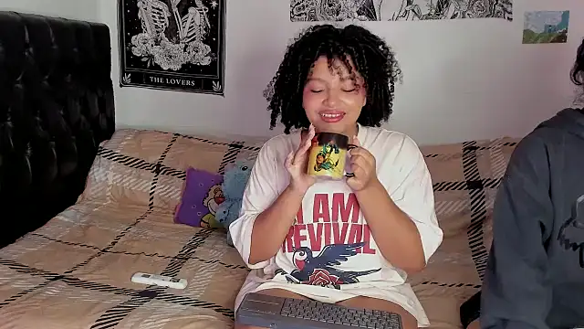 chloe kisses online show from September 2025 10:26:01 AM