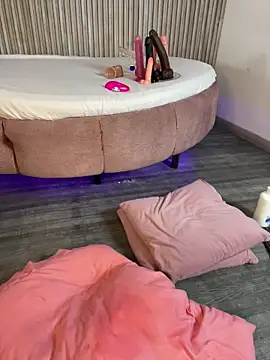 Snapshot of Saracooper__ chatting on April 2026 07:45:01 AM Saracooper online show from April 2026 07:45:01 AM