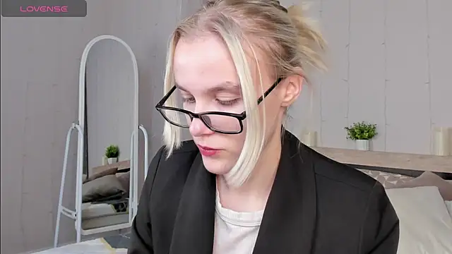 Carolin Miller online show from September 2025 06:16:02 AM