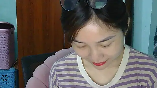 Snapshot of Uhem112 chatting on October 2025 12:52:02 AM Uhem112 online show from October 2025 12:52:02 AM