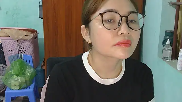 Snapshot of Uhem112 chatting on October 2025 01:11:02 PM Uhem112 online show from October 2025 01:11:02 PM