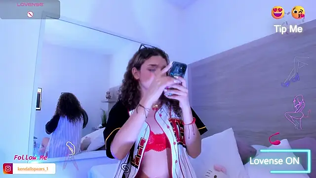 Snapshot of Kylie_Cross chatting on September 2025 06:46:01 AM Kylie Cross online show from September 2025 06:46:01 AM