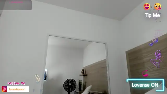 Snapshot of Kylie_Cross chatting on September 2025 04:03:01 AM Kylie Cross online show from September 2025 04:03:01 AM