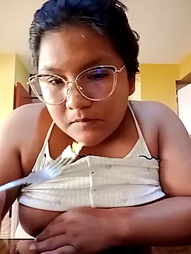 Snapshot of vea_m chatting on April 2026 01:01:01 PM vea m online show from April 2026 01:01:01 PM