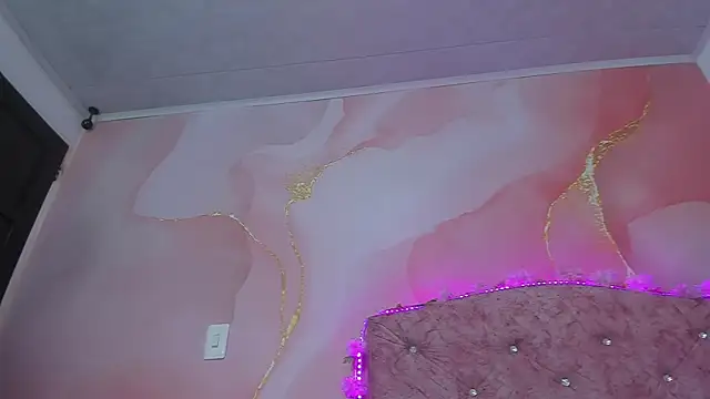 Snapshot of violet_taylor_ chatting on November 2025 02:12:02 AM violet taylor online show from November 2025 02:12:02 AM