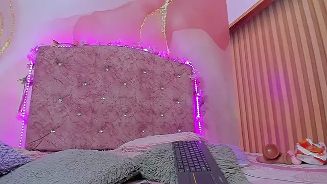 violet taylor  online show from December 2025 02:28:02 AM