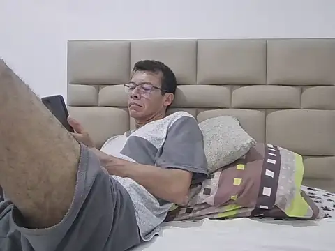 Snapshot of skinnylatino51 chatting on April 2026 12:33:01 AM skinnylatino51 online show from April 2026 12:33:01 AM