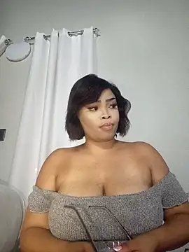 Snapshot of MadamPinky chatting on February 2026 05:27:02 PM MadamPinky online show from February 2026 05:27:02 PM