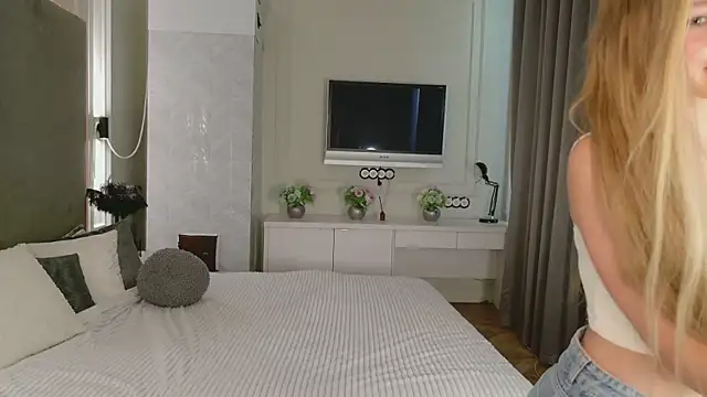 Snapshot of milaa_sun chatting on June 2026 04:06:02 AM milaa sun online show from June 2026 04:06:02 AM