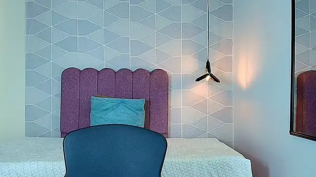 Aly Loving online show from November 2025 08:20:01 PM