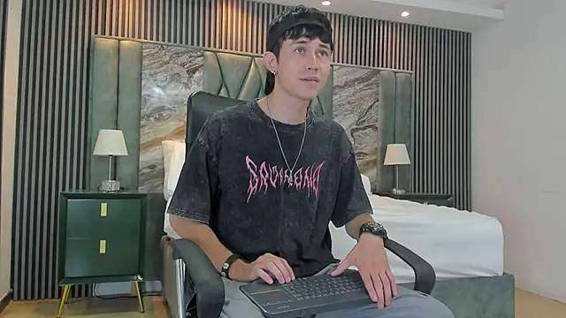 Snapshot of Michael_blue chatting on September 2025 01:27:01 PM Michael blue online show from September 2025 01:27:01 PM