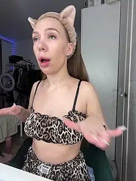 AlysonHuxley  online show from February 2026 12:27:02 AM