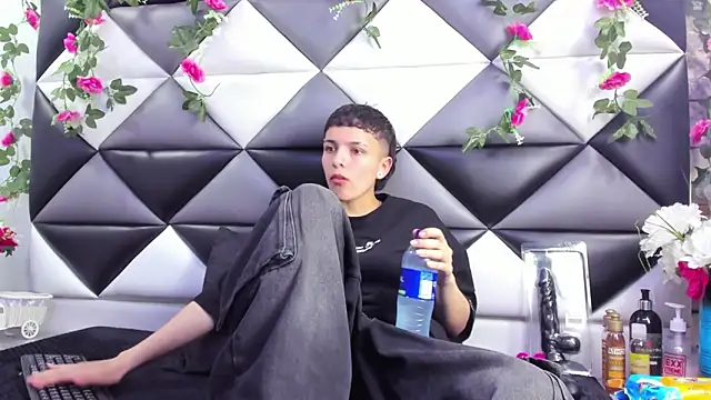 Megan Thompson  online show from October 2025 02:20:01 AM