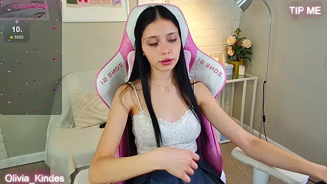 Olivia Kindes online show from October 2025 05:02:02 PM