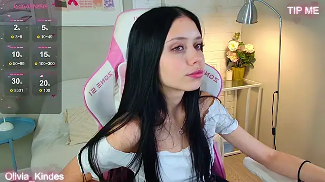 Olivia Kindes online show from October 2025 05:02:02 PM