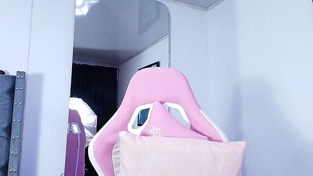 Snapshot of GraceWallace_ chatting on April 2026 04:57:01 AM GraceWallace online show from April 2026 04:57:01 AM