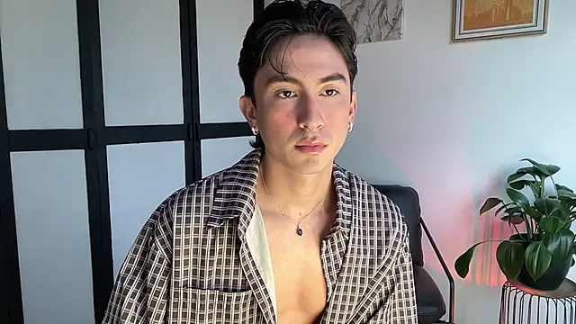 sweettaaron01 online show from April 2026 09:38:01 PM