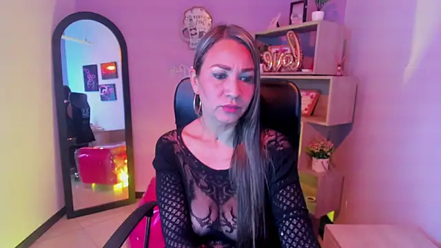 Stefy Zea online show from December 2025 05:00:01 PM