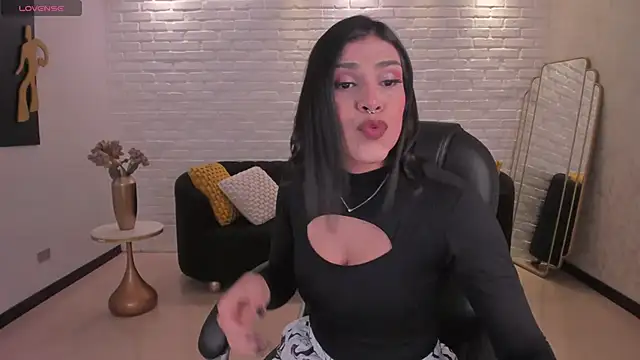 Snapshot of SarahYates chatting on November 2025 04:22:01 AM SarahYates online show from November 2025 04:22:01 AM