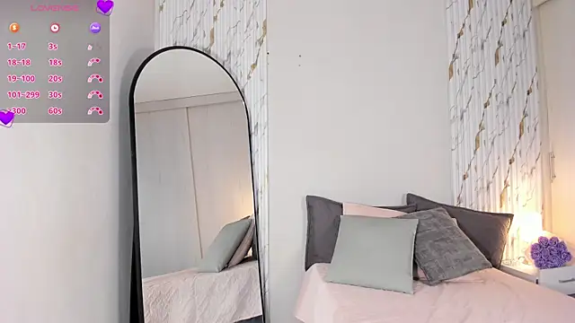 Snapshot of MissVioleet_ chatting on April 2026 05:58:02 PM MissVioleet online show from April 2026 05:58:02 PM