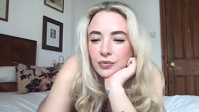 Snapshot of rosiegirl33 chatting on March 2026 11:37:02 AM rosiegirl33 online show from March 2026 11:37:02 AM