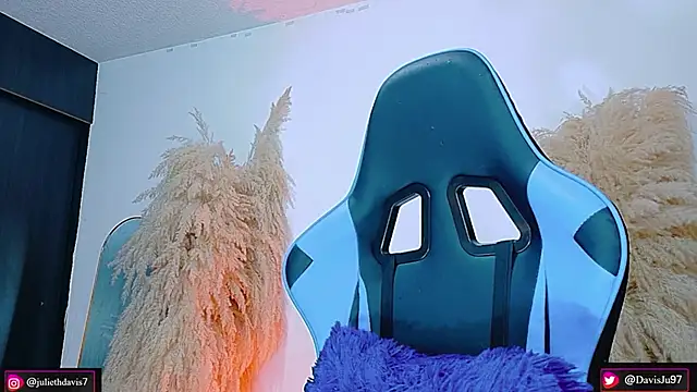 Snapshot of JulietaDavis chatting on April 2026 02:06:01 AM JulietaDavis online show from April 2026 02:06:01 AM