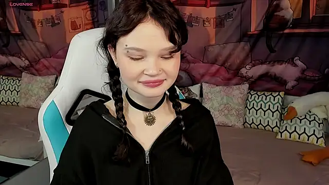 EmilyChaves online show from April 2026 06:03:02 AM