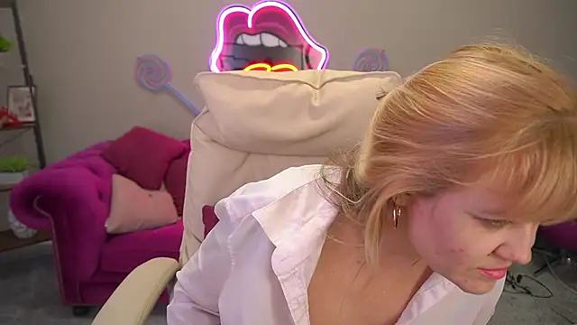 Snapshot of BellaLaPetit chatting on March 2026 03:34:01 AM BellaLaPetit online show from March 2026 03:34:01 AM