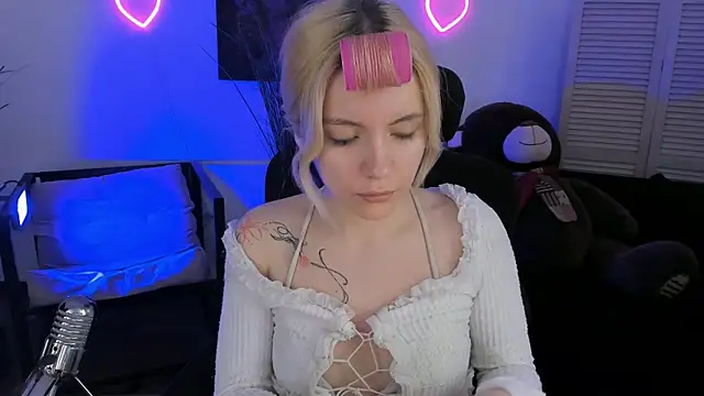 Snapshot of AuroraWrenfield chatting on April 2026 04:32:01 AM AuroraWrenfield online show from April 2026 04:32:01 AM