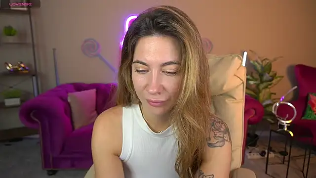 Snapshot of KateShanny chatting on December 2025 06:44:02 AM KateShanny online show from December 2025 06:44:02 AM