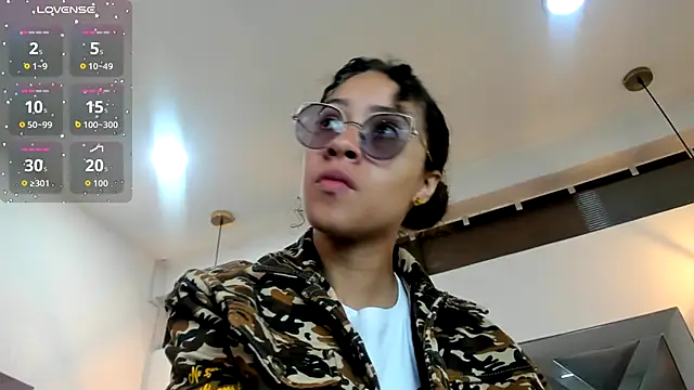 Hanna Cornee  online show from October 2025 01:35:02 PM