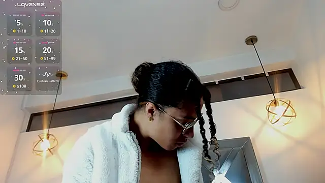 Hanna Cornee  online show from November 2025 01:12:02 PM