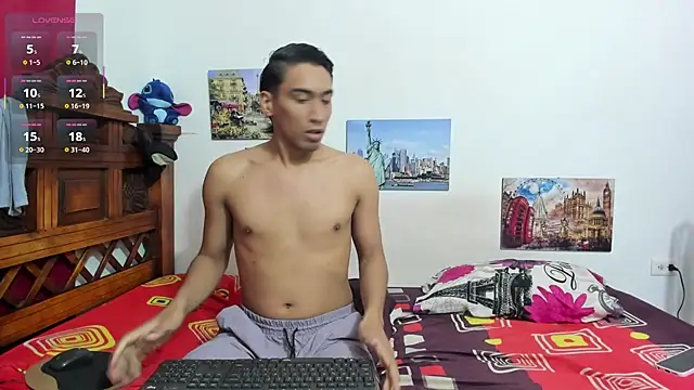 Snapshot of Roxana_Tony chatting on December 2025 02:06:02 AM Roxana Tony online show from December 2025 02:06:02 AM