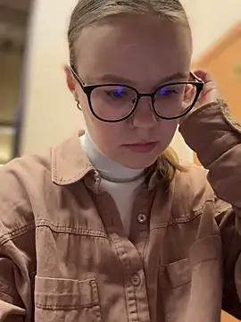 Snapshot of _CherryBloom_ chatting on October 2025 06:22:02 AM  CherryBloom  online show from October 2025 06:22:02 AM