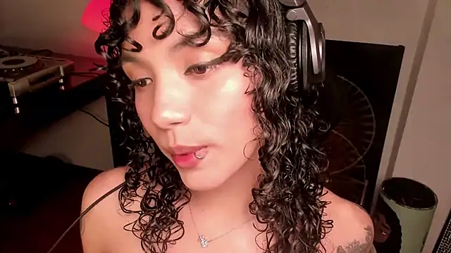 Snapshot of Nati____ chatting on April 2026 04:46:01 AM Nati online show from April 2026 04:46:01 AM