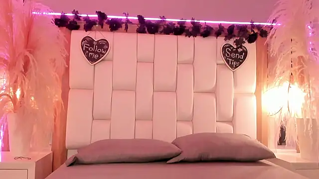 Daphne And Roger online show from March 2026 10:54:01 AM