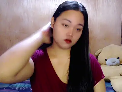 Snapshot of _Lylia chatting on May 2026 11:44:02 PM Lylia online show from May 2026 11:44:02 PM