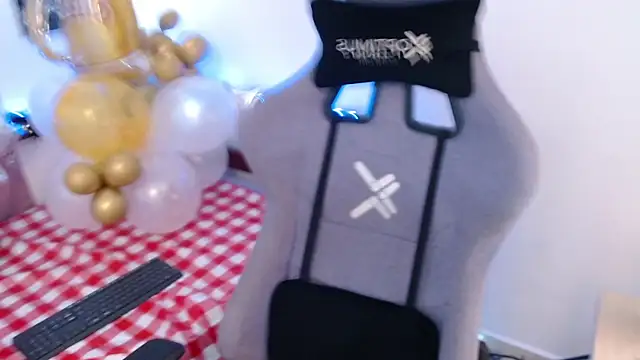 Snapshot of Luna-Gomez chatting on October 2025 01:29:02 PM Luna-Gomez online show from October 2025 01:29:02 PM