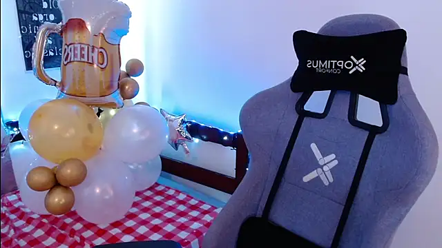 Snapshot of Luna-Gomez chatting on October 2025 05:10:02 PM Luna-Gomez online show from October 2025 05:10:02 PM