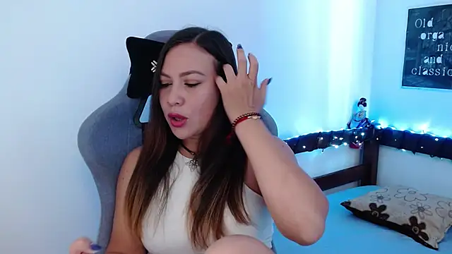 Snapshot of Luna-Gomez chatting on October 2025 05:11:02 PM Luna-Gomez online show from October 2025 05:11:02 PM